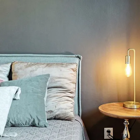 Center Terbatas Street Apt. + Free Parking Apartamento